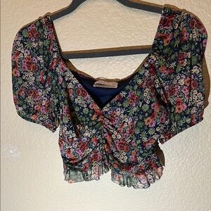 Urban Outfitters Cropped Floral Puff Sleeve Top. Size M
